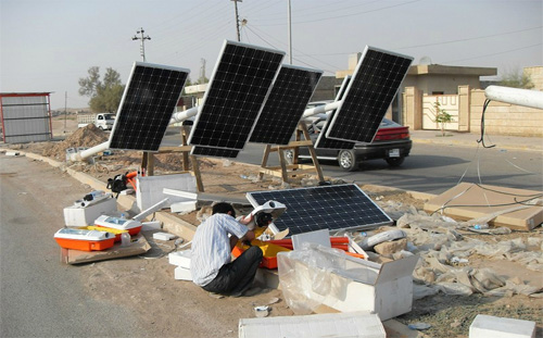 专业人员在安装维护太阳能路灯